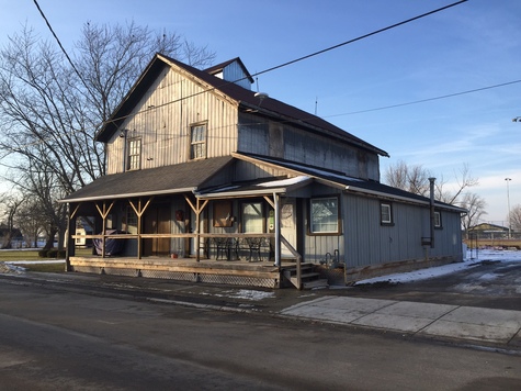 Unique Store Front/Bachelor Apartment (4 buildings from main intersection)