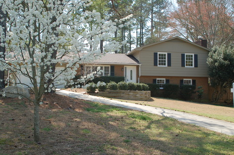 Beautifully renovated home w/in Historic Roswell;Plenty of yard for gardening or playing;culdesac street