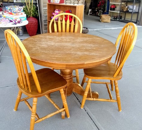Round Kitchen Table and Chairs