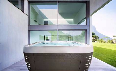 Jacuzzi J-575 Luxury Hot Tub