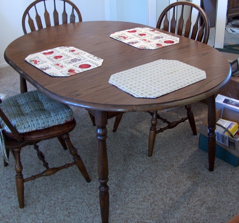 Table w/ 3 Reversible Place Mats
