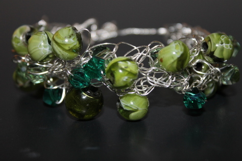 green-glass-beads-bracelet-nontarnish-silver-wire-front